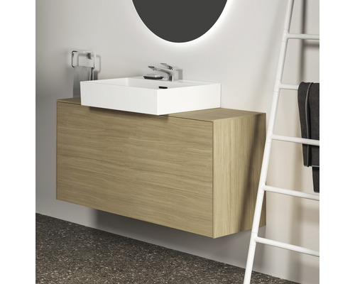 Badezimmer mit einem weißen Aufsatzwaschbecken auf einem Unterschrank aus Holz