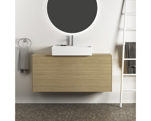 Salle de bains moderne avec meuble sous-vasque, vasque à poser et miroir