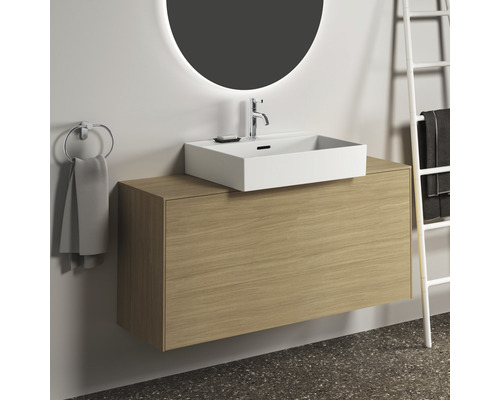 Salle de bains avec meuble sous-lavabo, vasque à poser, miroir et porte-serviettes