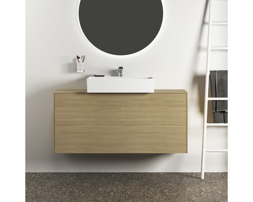 Modernes Badezimmer mit Waschtisch, Spiegel und Handtuchleiter