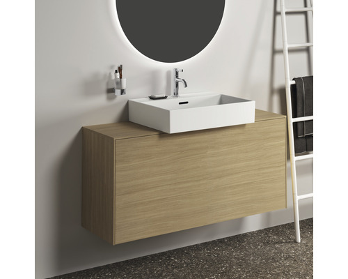 Salle de bains moderne avec meuble sous-lavabo, vasque à poser et miroir lumineux.