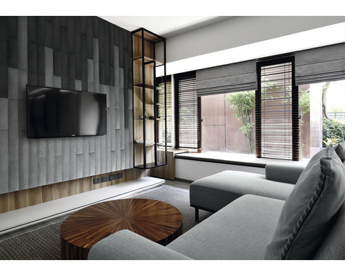Wohnzimmer mit Sofa, Fernseher, Regal und rundem Tisch