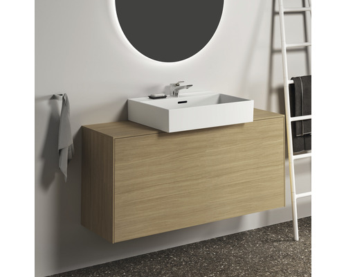 Modernes Badezimmer mit Waschtischunterschrank, Aufsatzwaschbecken und Handtuchhalter