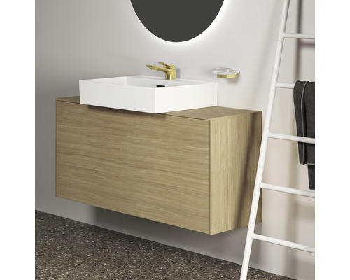 Meuble sous-vasque avec vasque à poser, robinet et porte-serviettes dans la salle de bain.