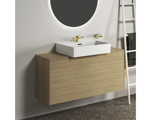 Salle de bains moderne avec meuble sous-lavabo, vasque à poser, robinet et miroir