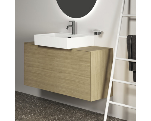 Meuble-lavabo avec meuble sous-vasque, robinet et échelle porte-serviettes dans la salle de bains