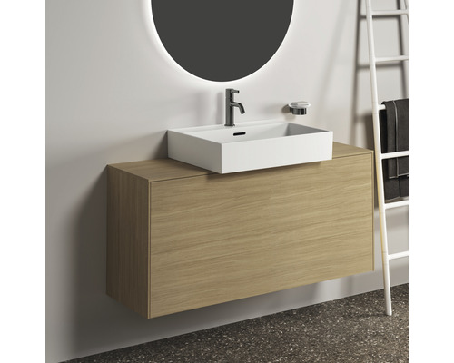 Salle de bains moderne avec meuble sous-lavabo, vasque à poser, miroir et échelle porte-serviettes