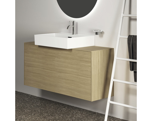 Waschtischunterschrank mit Aufsatzwaschbecken und Handtuchhalter im Badezimmer.