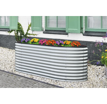 Hochbeet aus Metall mit bunten Blumen bepflanzt vor einem Haus