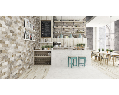 Café lumineux avec comptoir, étagères et tables, carrelé avec des carreaux muraux et de sol imitation bois.