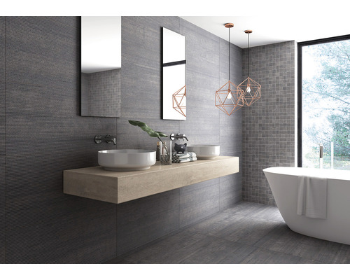 Modernes Badezimmer mit grauen Fliesen, zwei Waschbecken und einer freistehenden Badewanne.