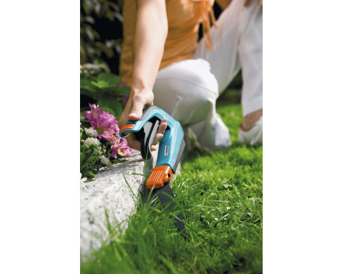 Gartenschere beim Rasenkantenschneiden im Garten