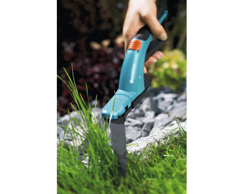 Gardena Grasschere im Einsatz zum Schneiden von Gras