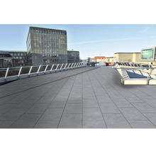 Fußweg mit Betonpflastersteinen in Außenbereich