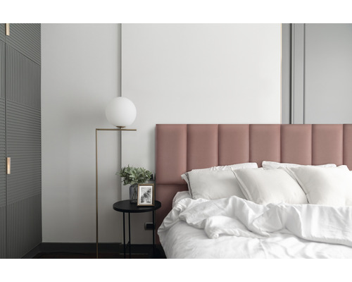 Chambre avec lit, lampe de chevet et commode