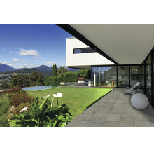 Terrasse moderne avec carrelage gris, jardin, piscine et vue sur la montagne