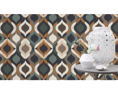 Tapete mit geometrischem Muster, Tisch mit Dekoration