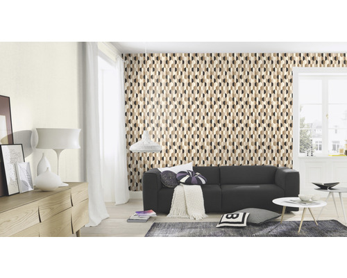 Salon avec canapé, commode et papier peint géométrique pour un intérieur élégant.