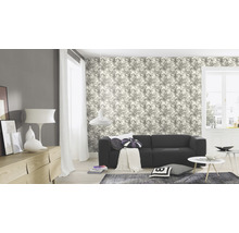 Helles Wohnzimmer mit Sofa, Kommode und floral gemusterter Tapete