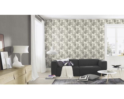 Salon lumineux avec canapé, commode et papier peint à motifs floraux