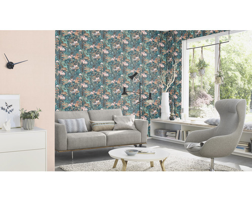 Salon avec canapé, fauteuil et papier peint floral pour une ambiance lumineuse