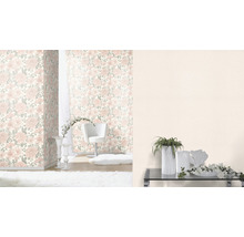 Pièce décorée avec du papier peint à motifs floraux