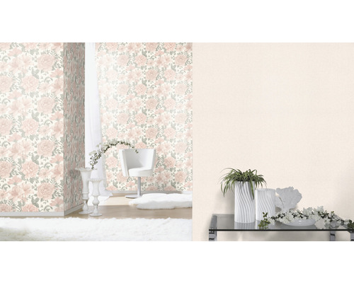 Pièce décorée avec du papier peint à motifs floraux