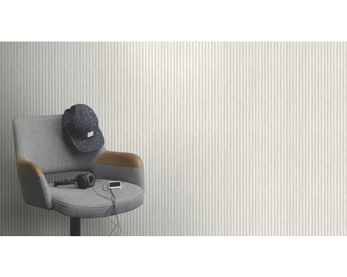 Chaise avec accessoires devant un papier peint rayé