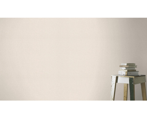 Helle Wand mit Stapel Büchern auf einem Hocker