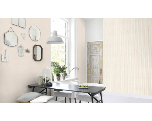 Esszimmer mit Esstisch und dekorativer Wandtapete