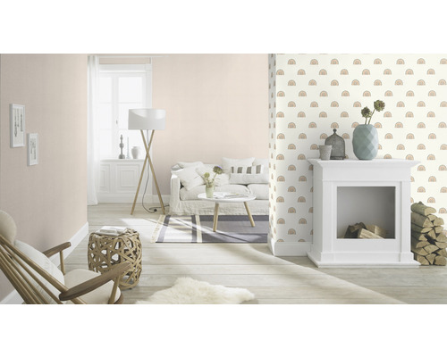 Helles Wohnzimmer mit Sofa, Kamin und gemusterter Tapete