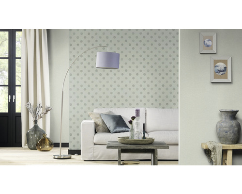 Wohnzimmer mit Sofa, Stehlampe und dekorativen Elementen für eine gemütliche Atmosphäre