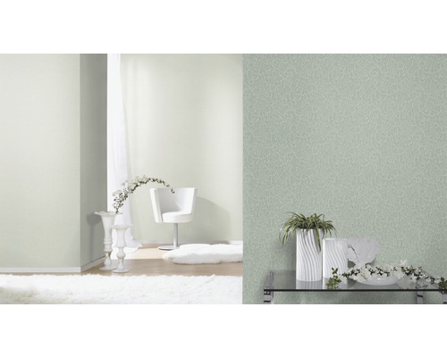 Heller, freundlicher Raum mit strukturierten Tapeten und dekorativen Elementen.