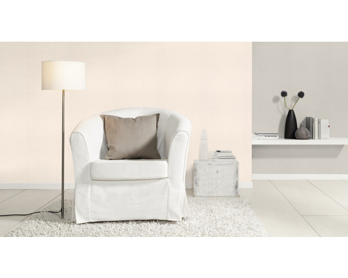 Heller Raum mit Sessel, Stehlampe und Regal