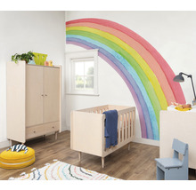 Babyzimmer mit Kinderbett, Kleiderschrank und Regenbogen Wandbild