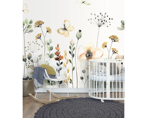 Chambre d''enfant décorée avec papier peint à fleurs, fauteuil à bascule et lit d''enfant