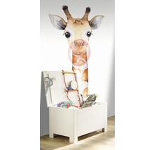 Kinderzimmer mit Giraffen Wandtattoo und Spielzeugkiste