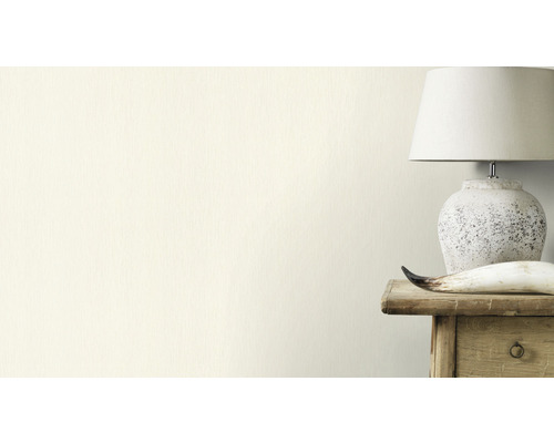 Aménagement mural avec lampe et commode de style campagnard