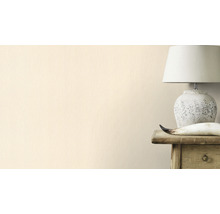 Wandgestaltung mit Tischlampe und Dekoration