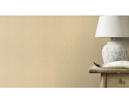 Mur avec une teinte claire à côté d''une lampe et d''une décoration sur une table en bois
