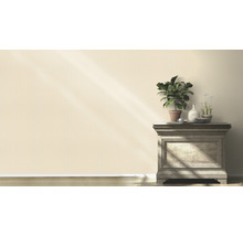 Dekoratives Sideboard mit Pflanzen und Vasen in einem hellen Raum.