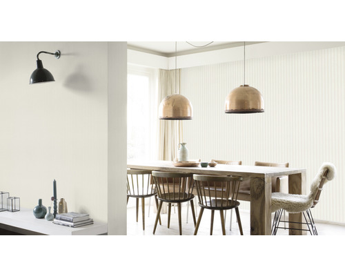 Salle à manger lumineuse avec table en bois, chaises et applique murale