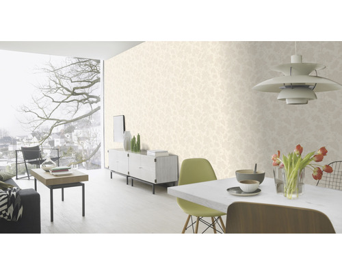 Salon moderne avec papier peint à motifs floraux