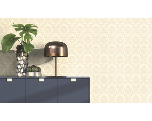 Scène d''intérieur avec commode, lampe, plante en pot et papier peint à motifs