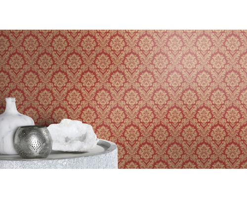 Tapete mit floralem Muster in Wohnraum