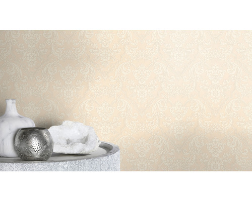 Papier peint décoratif avec motif floral et ornements dans un style classique.