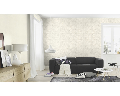 Wohnzimmer mit Couch, Tisch und gemusterter Tapete für ein modernes Ambiente