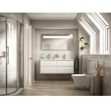 Helles Badezimmer mit Dusche, Waschtisch, Spiegel und Toilette unter Dachfenstern.
