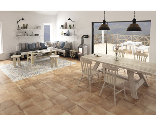 Wohnraum mit Sitzbereich, Esstisch und Bodenfliesen