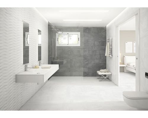 Modernes Badezimmer mit Waschbecken, Spiegel, Dusche und angrenzendem Schlafzimmer